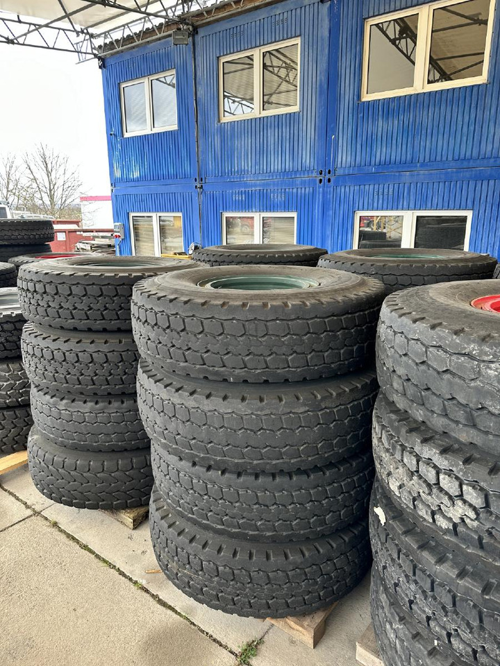 Liebherr Zubehör = Kompletträder 16 x Bridgestone VHS 445/95 R25 (16.00 R25) - Autogrúa: foto 2 Liebherr Zubehör = Kompletträder 16 x Bridgestone VHS 445/95 R25 (16.00 R25) - Autogrúa: foto 2