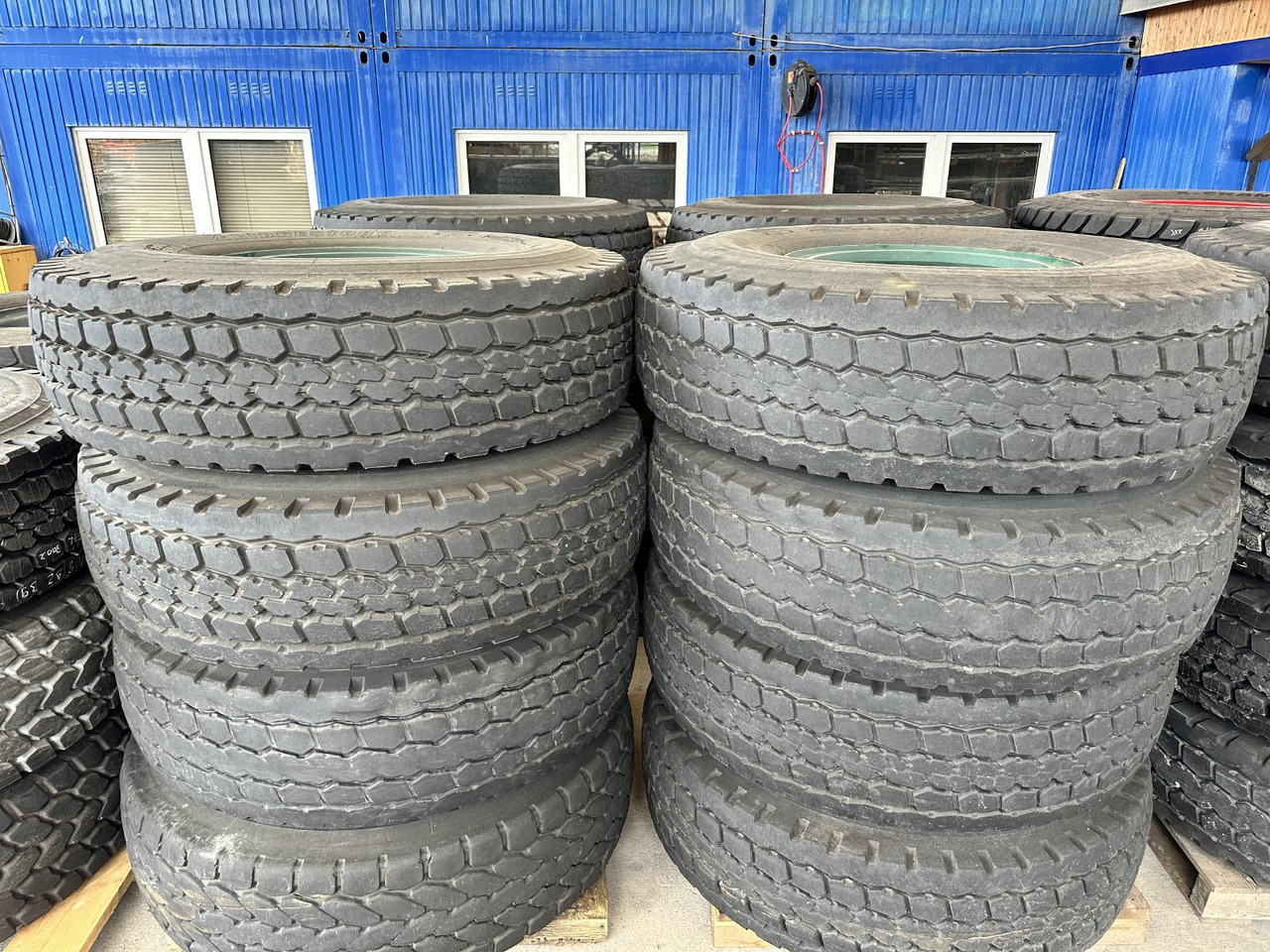 Liebherr Zubehör = Kompletträder 16 x Bridgestone VHS 445/95 R25 (16.00 R25) - Autogrúa: foto 1 Liebherr Zubehör = Kompletträder 16 x Bridgestone VHS 445/95 R25 (16.00 R25) - Autogrúa: foto 1