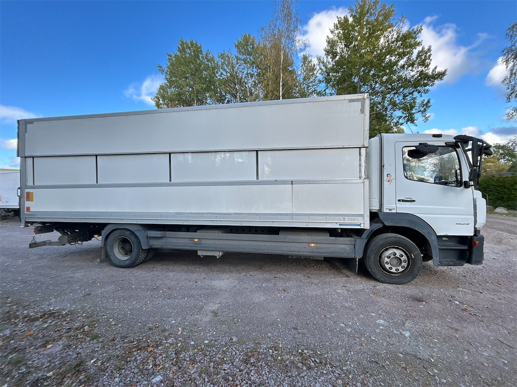 MERCEDES-BENZ Atego 967PKX3 skåp med höj-och sänkbart tak - Camión: foto 2 MERCEDES-BENZ Atego 967PKX3 skåp med höj-och sänkbart tak - Camión: foto 2
