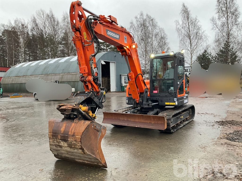 Doosan DX85R-3 med tiltrotator och redskap - Excavadora de cadenas: foto 1 Doosan DX85R-3 med tiltrotator och redskap - Excavadora de cadenas: foto 1