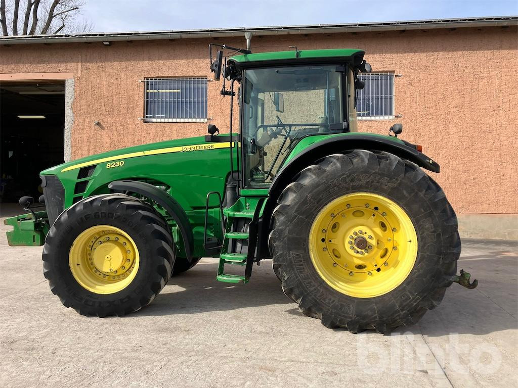 John Deere 8230 ILS Power Shift (2007) - Tractor: foto 4 John Deere 8230 ILS Power Shift (2007) - Tractor: foto 4