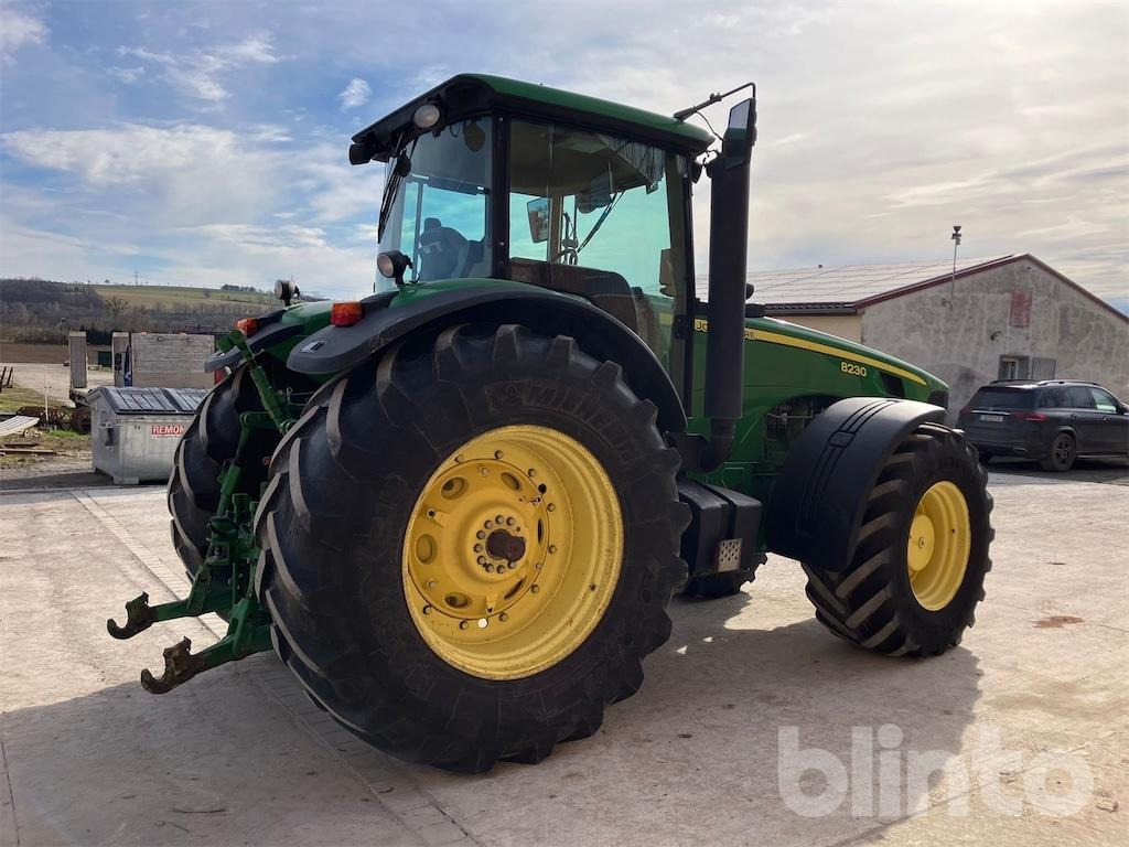 John Deere 8230 ILS Power Shift (2007) - Tractor: foto 3 John Deere 8230 ILS Power Shift (2007) - Tractor: foto 3