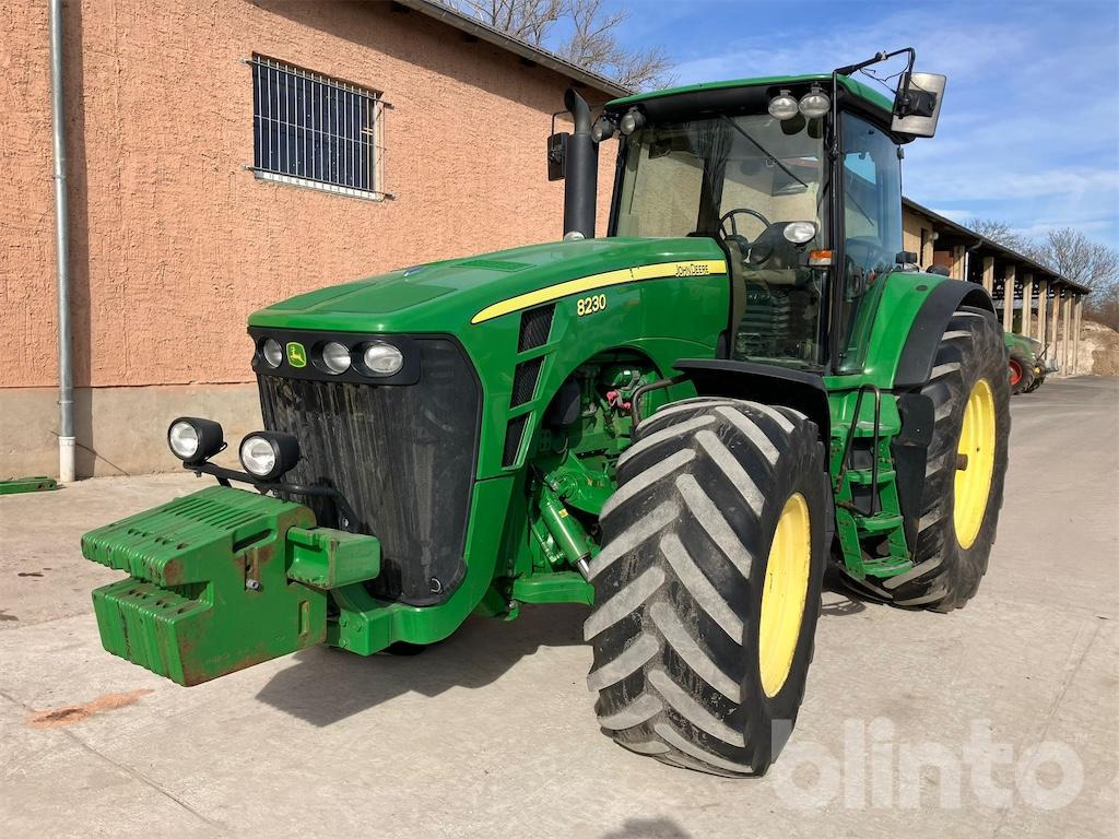 John Deere 8230 ILS Power Shift (2007) - Tractor: foto 1 John Deere 8230 ILS Power Shift (2007) - Tractor: foto 1
