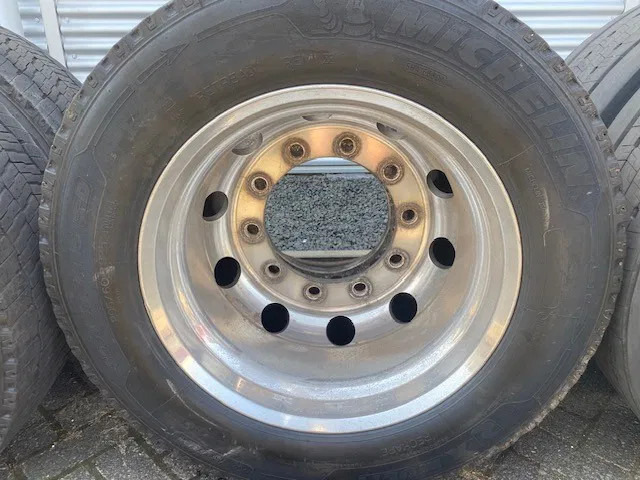 Michelin 355/50x22,5 - 2 stuks en 295/60x22,5 - 4 stuks - Neumático para Camión: foto 2 Michelin 355/50x22,5 - 2 stuks en 295/60x22,5 - 4 stuks - Neumático para Camión: foto 2