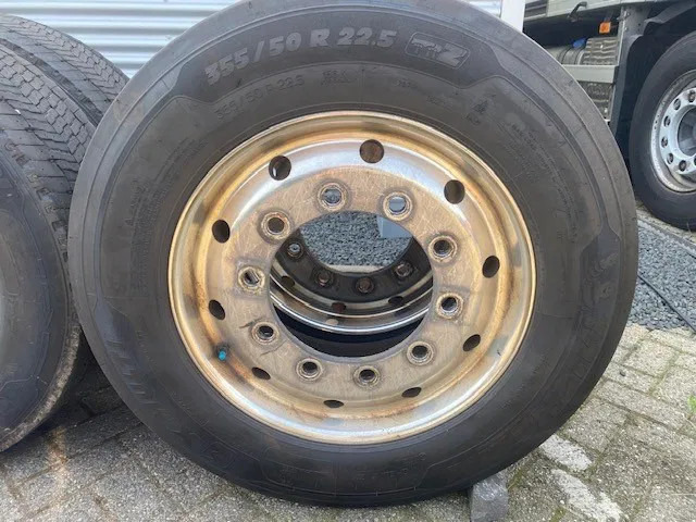 Michelin 385/55x22,5 - 2 stuks en 295/60x22,5 - 4 stuks op 9.00 velg - Neumático para Camión: foto 1 Michelin 385/55x22,5 - 2 stuks en 295/60x22,5 - 4 stuks op 9.00 velg - Neumático para Camión: foto 1