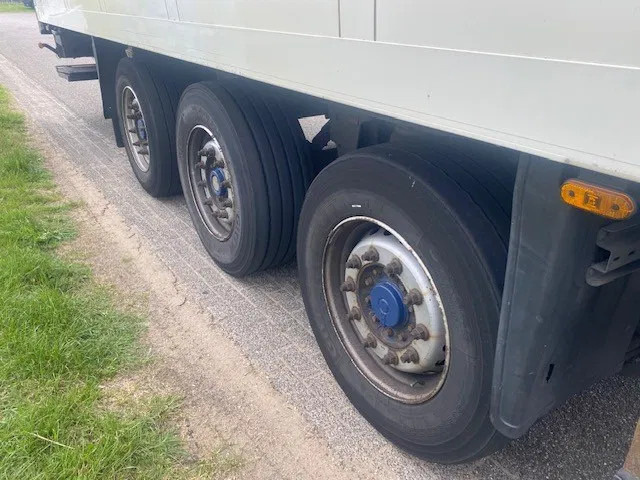 Schmitz Cargobull sko koelvries met carrier vector motor, saf assen disc brakes, 2 x lift , tuv gultig - Semirremolque frigorífico: foto 4 Schmitz Cargobull sko koelvries met carrier vector motor, saf assen disc brakes, 2 x lift , tuv gultig - Semirremolque frigorífico: foto 4
